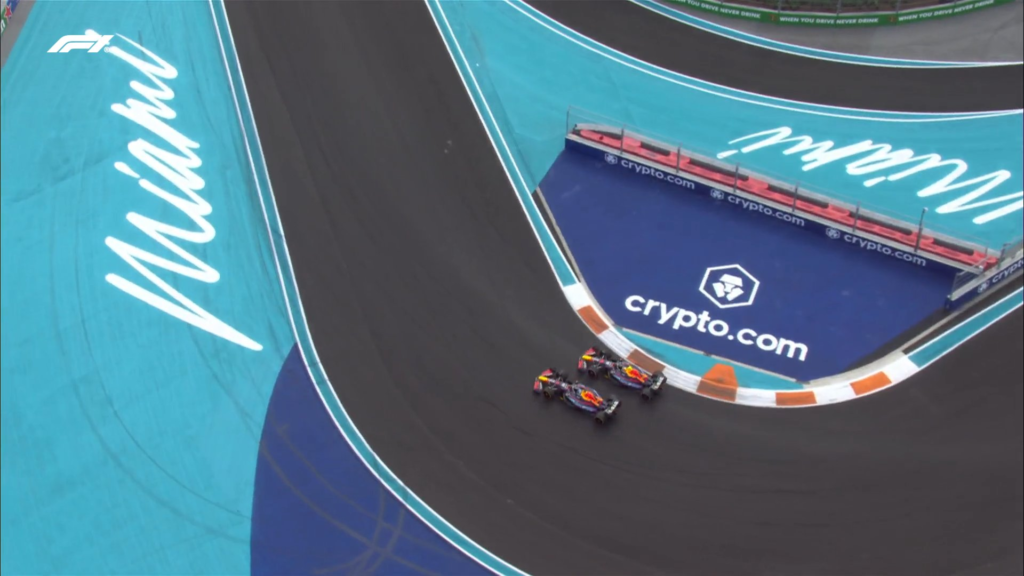 Max Verstappen atakuje Sergio Pereza